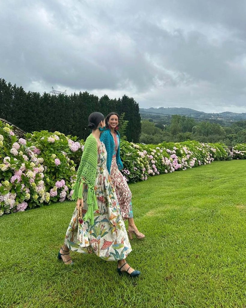 Looks de invitada con ponchos de punto de colores