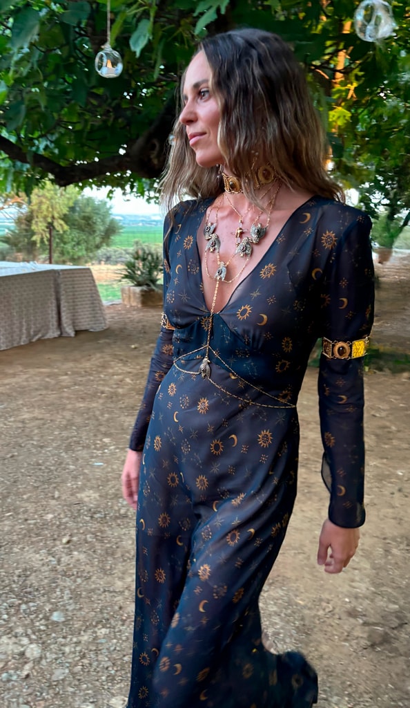Claudia Osborne con un sofisticado look de inspiración bohemia, realzado por un llamativo collar corporal