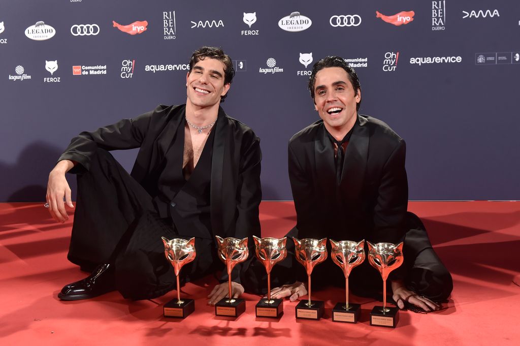 Los Javis posan con los Premios Feroz obtenidos por el gran éxito de su serie, La Mesías