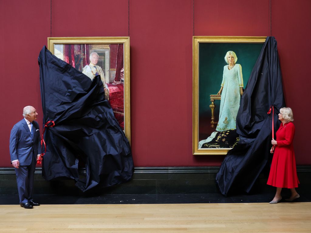 El rey Carlos III y la reina Camilla develaron nuevos retratos de Estado de la Coronación en la National Portrait Gallery.