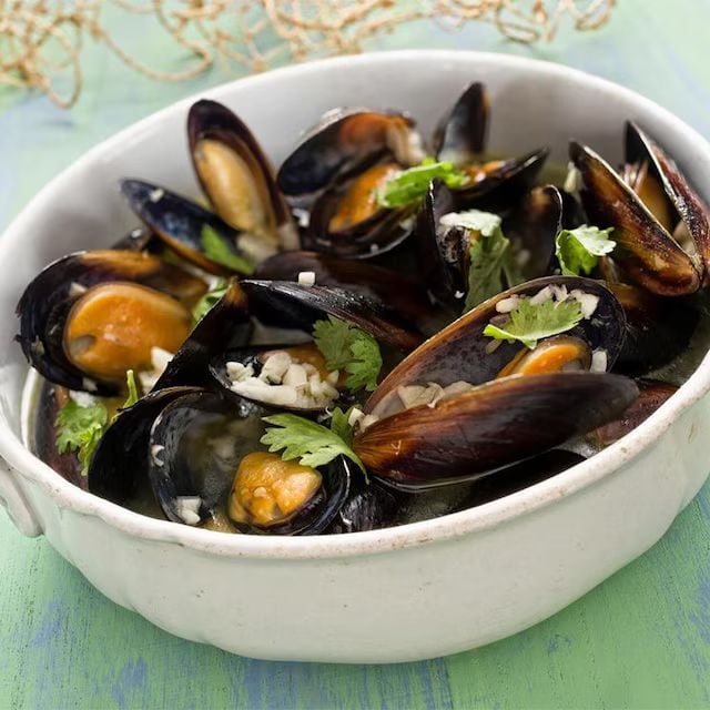 Los mejillones admiten infinidad de preparaciones: con vino, al vapor, en salsa de tomate, con pasta o arroz, etc.