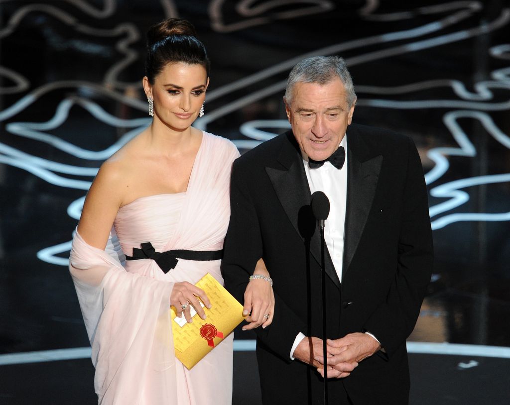 Penélope Cruz entrega un Oscar con Robert de Niro y la Academia la confunde con Salma Hayek en Instagram