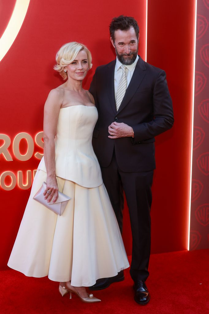 Noah Wyle, uno de los grandes favoritos de los Emmy por su papel en The Pitt, junto a su mujer, Sara Wells, en la celebración de los nominados previa a la gran gala