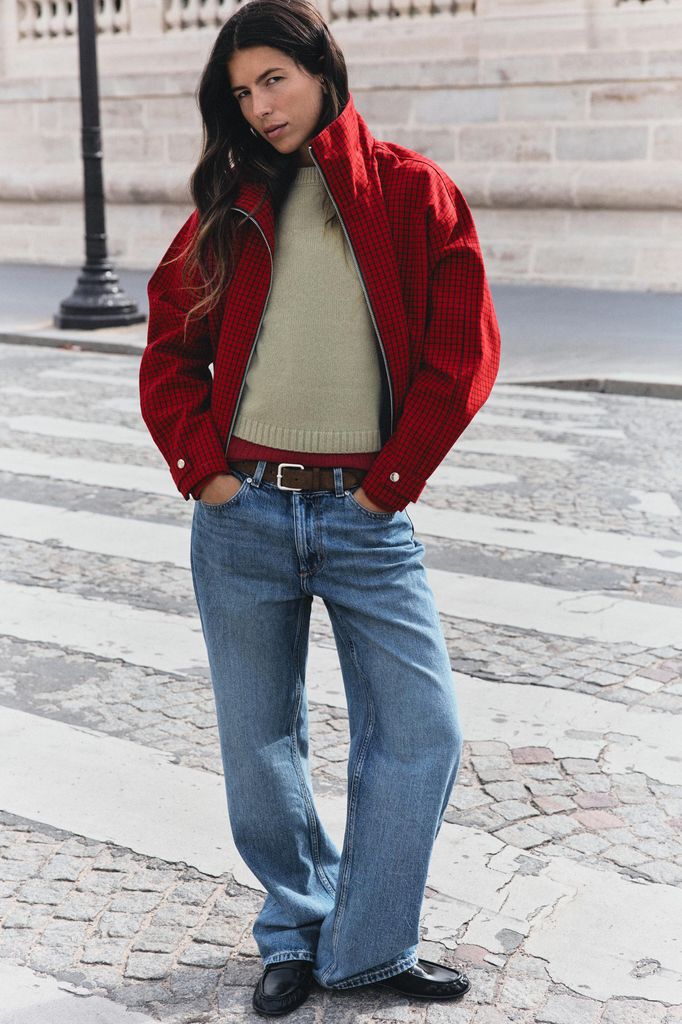 La cazadora bomber de Zara que ha estrenado Amelia Bono con vaqueros