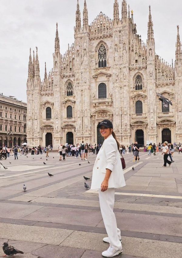 Paula Echevarría con traje blanco y zapatillas en Milán