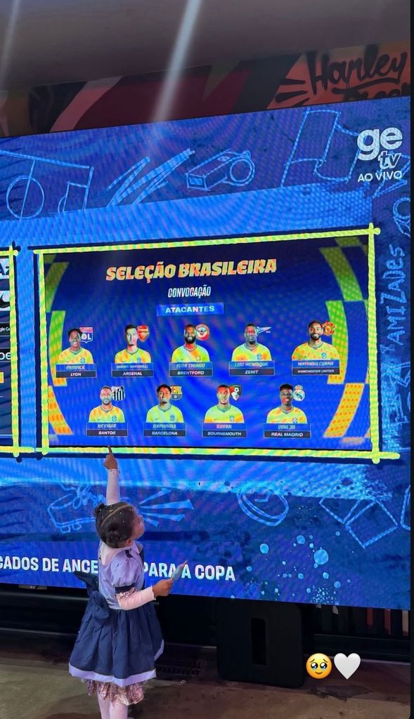 Mavie reconoció a su papá en la pantalla que veían, mientras Ancelotti daba a conocer la alineación de la selección brasileña para el Mundial 2026.