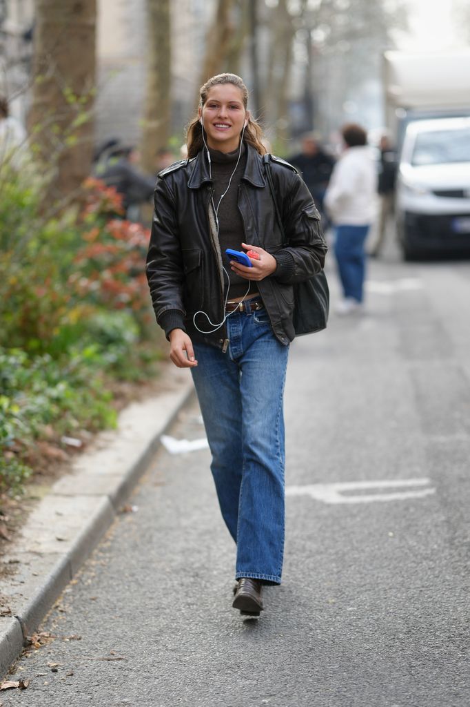 Angelina Kendall, durante la Semana de la Moda de París con cazadora bomber de cuero, jersey de cuello alto y vaqueros rectos (7 de marzo de 2026).