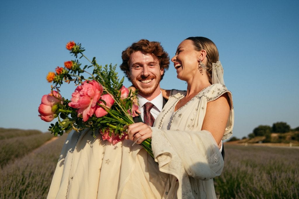 El vestido de novia de Alejandra, de Alejandra Valero, con ramo de flores de Mosquet