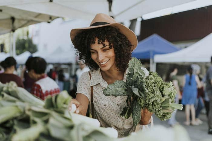 mujer comprando verduras