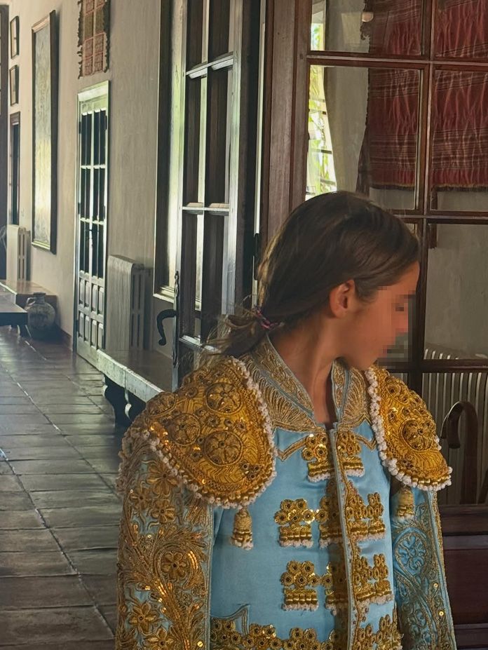 Carmen Rivera Montes luce con orgullo y solemnidad la chaquetilla de luces color turquesa cargada de historia
