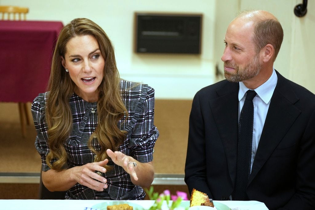 El príncipe William mira con cariño a Kate