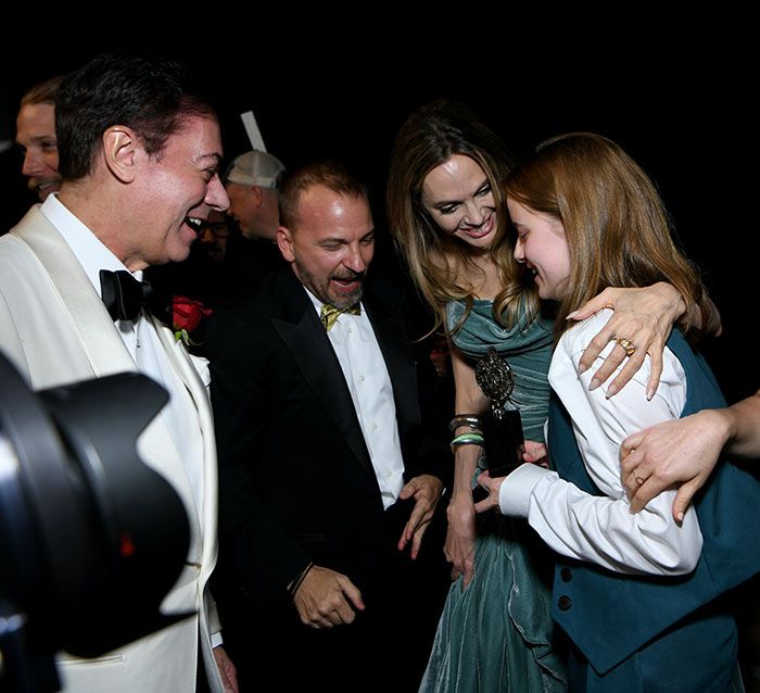 Vivienne Jolie con uno de los cuatro premios que se llevó su musical 'The Outsiders'