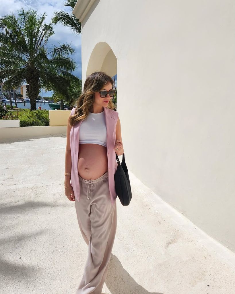 Rebecca Lima, embarazadísima semanas antes de dar a luz
