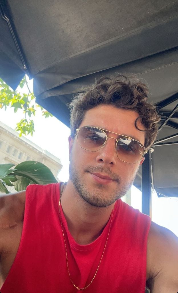 Onur Seyot Yaran (´Hermanos') disfruta de las terrazas de nuestro país para refrescarse y combatir el calor