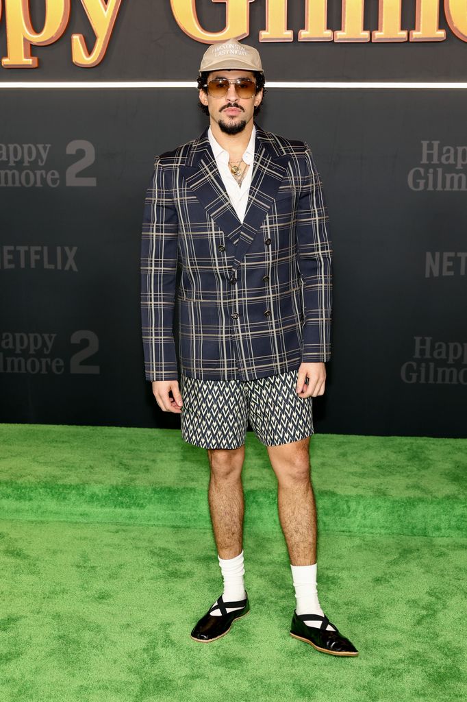 Bad Bunny da toda una lección sobre cómo combinar estampados.