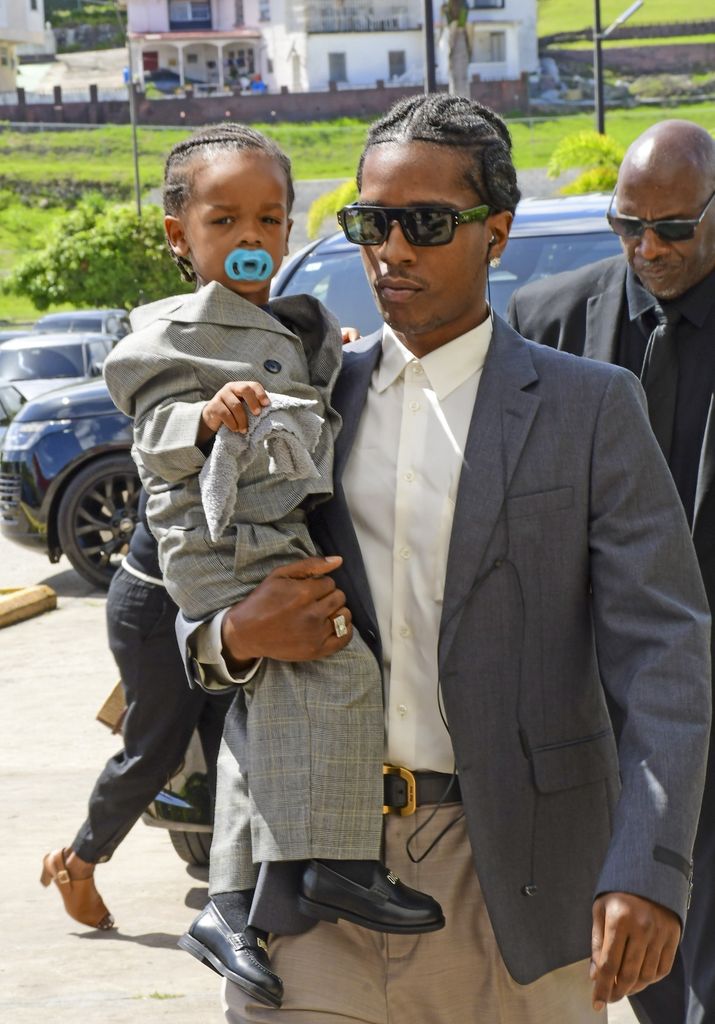 A$AP Rocky llegó al funeral de su suegro con su hijo RZA en brazos..