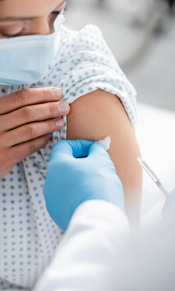 Vacunarse frente al coronavirus dando el pecho