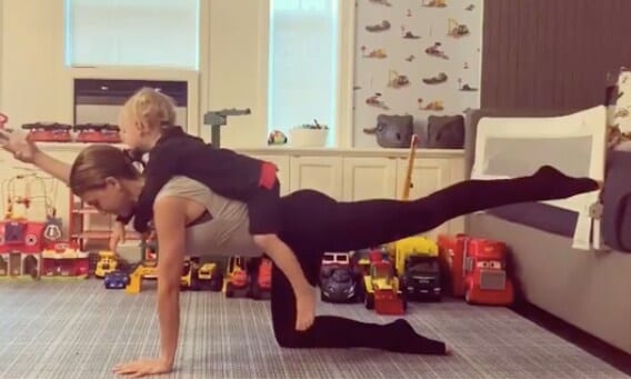 Las famosas hacen ejercicio con sus hijos