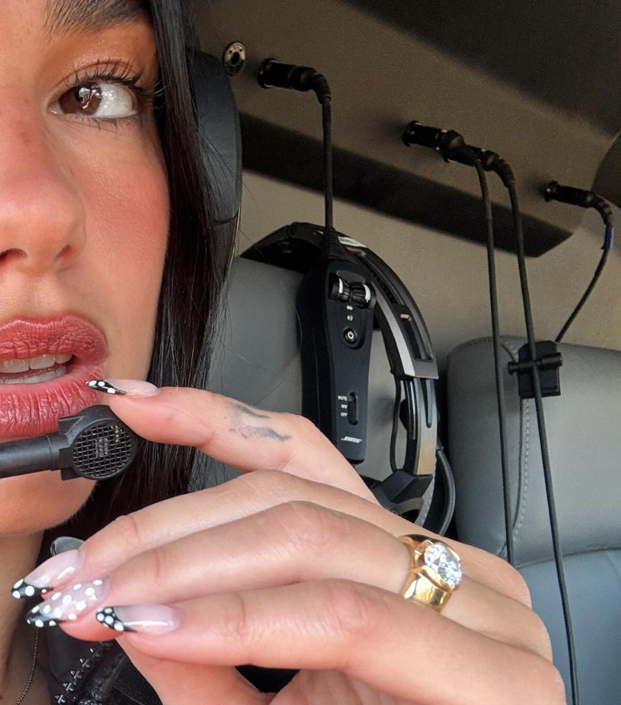 Dua Lipa las lleva en una manicura estilo francés en colores blanco y negro.