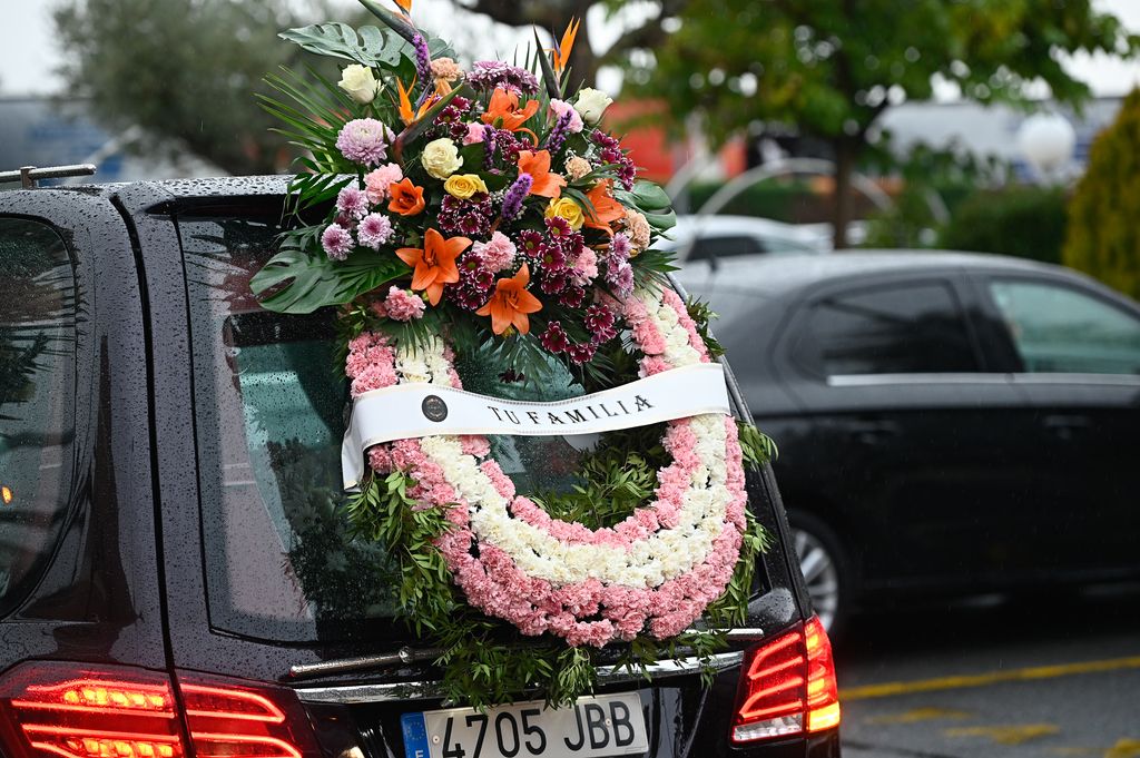 Los restos mortales de Encarnita Polo salen del tanatorio