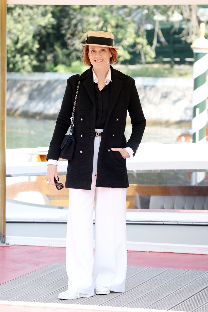 Sigourney Weaver llega al muelle Excelsior antes de la 81ª edición del Festival Internacional de Cine de Venecia en el Hotel Excelsior el 27 de agosto de 2024 en Venecia, Italia.