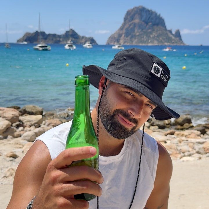 Jencarlos Canela disfrutó de unos días en Ibiza junto a su novia.