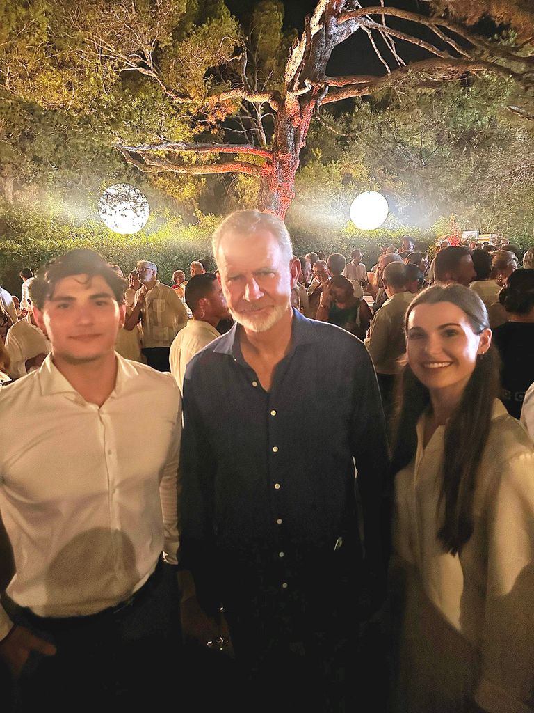 Elisabeth Reynes posa con Su Majestad el Rey Felipe VI