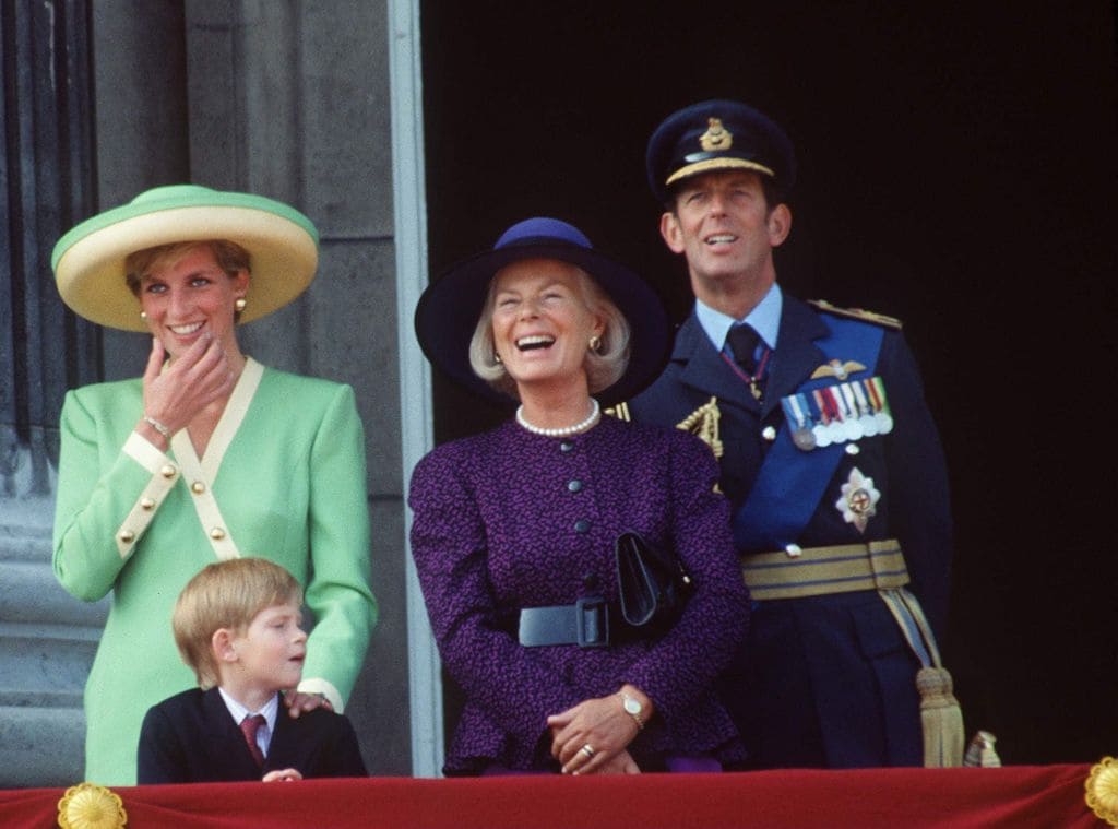Una imagen de la fallecida duquesa de Kent junto a Diana de Gales y el príncipe Harry en el balcón del Palacio de Buckingham