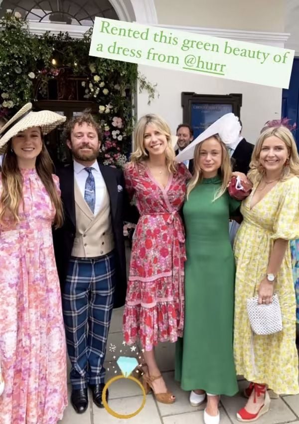 Amelia Windsor con vestido largo verde alquilado