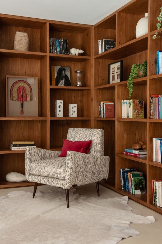 Rincón de lectura junto a librería