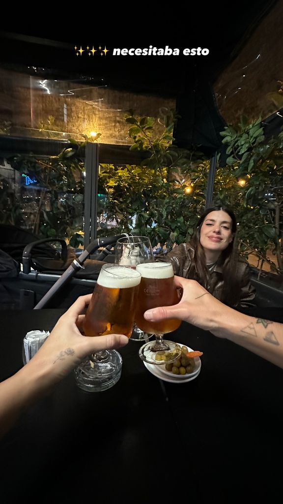 Plano medio de Dulceida brindando con amigos en un restaurante