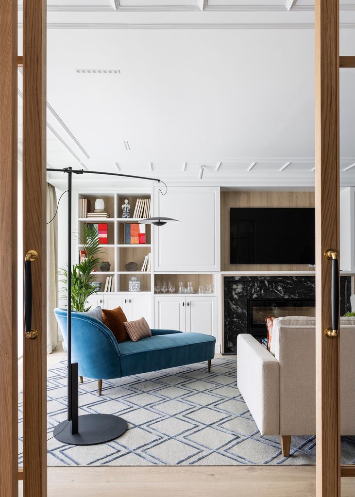 Salón con mueble que esconde la televisión. 