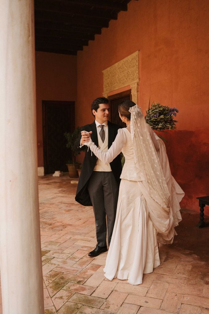 Novia con mantilla de anticuario