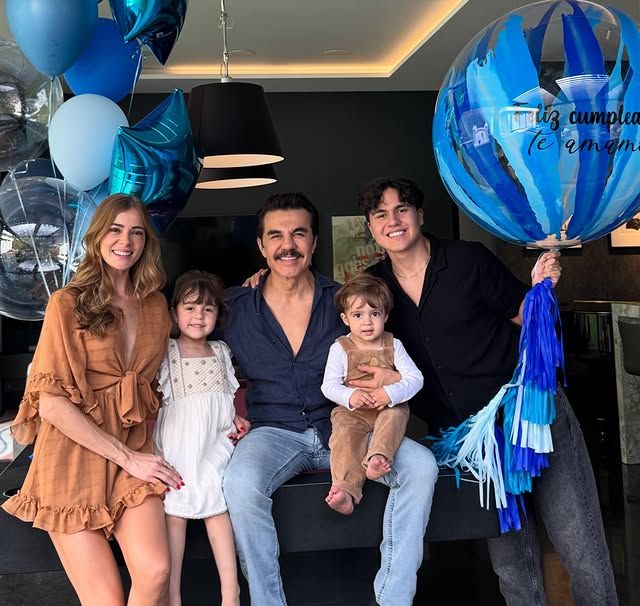 Adrián Uribe celebró rodeado del amor de su esposa, Thuany Martins, y sus tres hijos, Gael, Emily y Mateo.