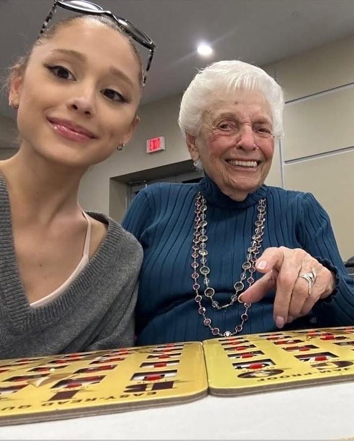 Ariana Grande y su abuela Marjorie 