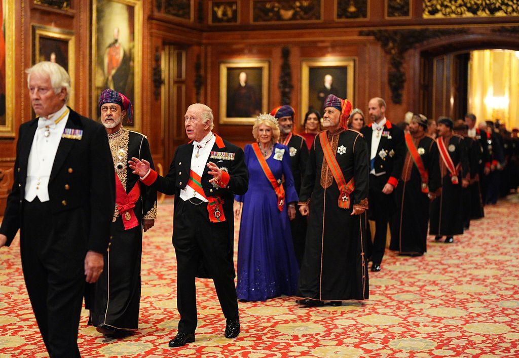Comitiva en el Castillo de Windsor para la cena de gala en honor del sultán de Omán