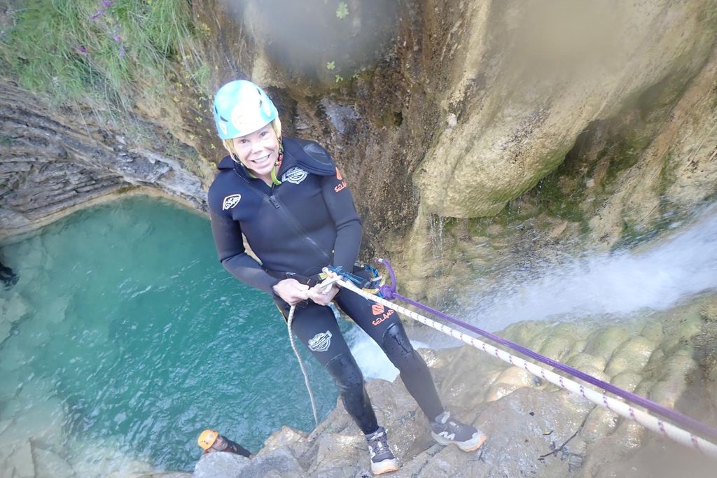 Kalina de Bulgaria descendiendo por un barranco