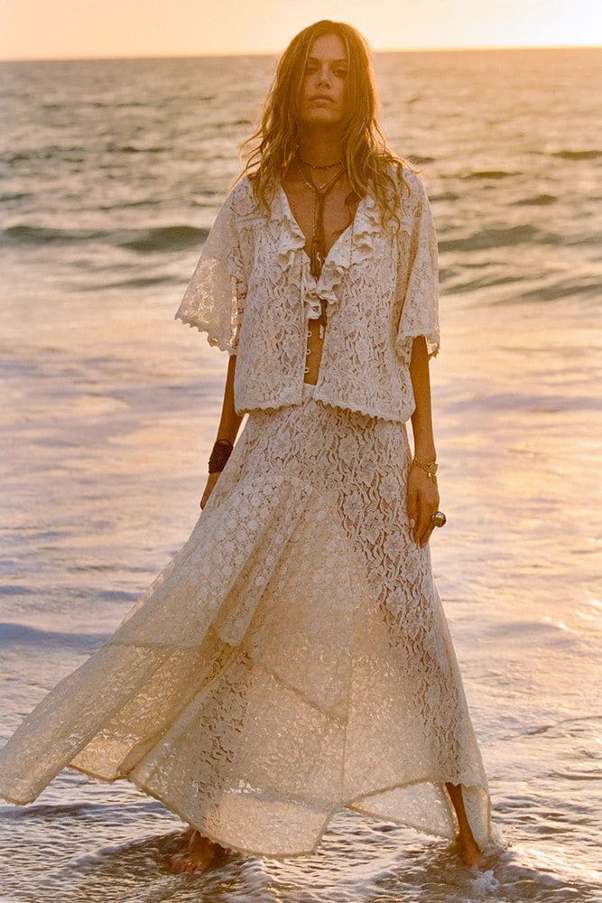 Look boho con top y falda blanca