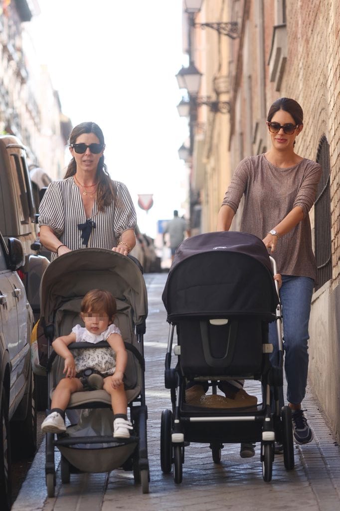 Sofía Palazuelo y Belén Corsini, de paseo con sus hijos en Madrid
