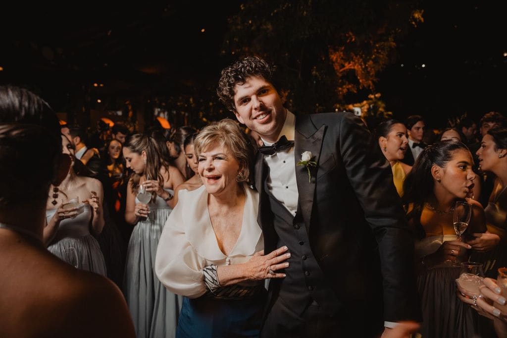 Ella Fontanals-Cisneros, tía abuela de la novia, junto a su nieto Lucas Macaya