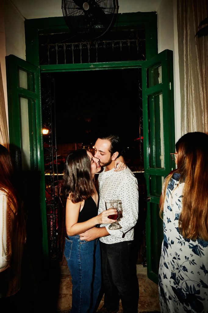 pareja beso casa
