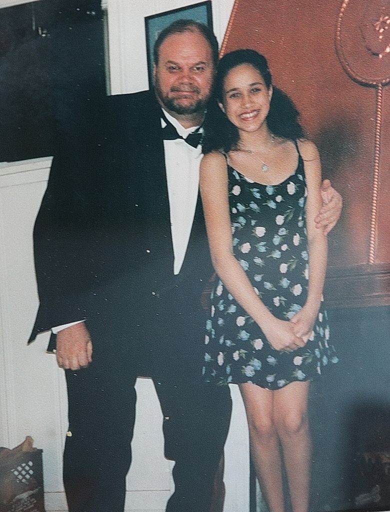 Thomas Markle y su hija menor, Meghan Markle, en la ceremonia de los Emmy en la que él estuvo nominado por su trabajo en la televisión