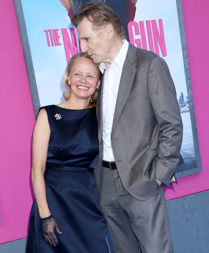Pamela Anderson y Liam Neeson en el estreno de The Naked Gun en Nueva York el 28 de julio de 2025