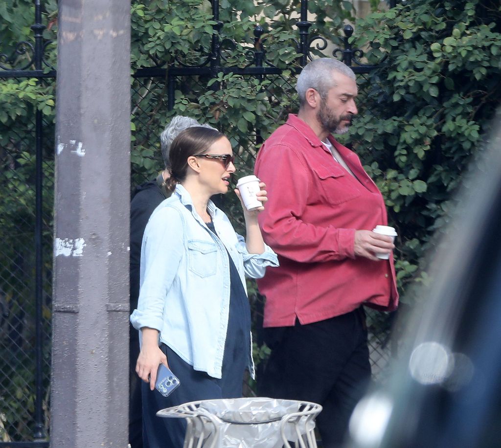 Natalie Portman y Tanguy disfrutaron de un café durante su paseo.