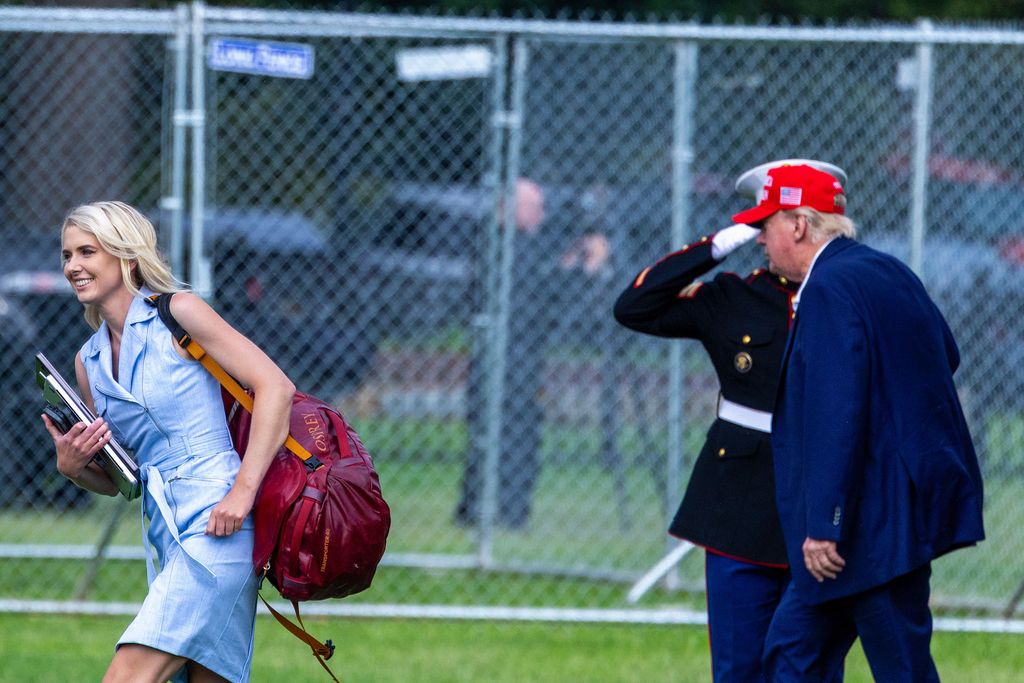 La asesora y Trump, este pasado 16 de agosto regresando a la Casa Blanca tras un fin de semana en su club de golf en Bedminster, Nueva Jersey