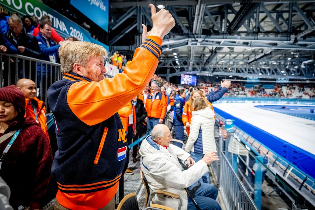 Guillermo, Maxima y Amalia de Holanda saludando a los reyes Harald y Sonia de Noruega en los Juegos Olímpicos de Invierno Milano Cortina 2026