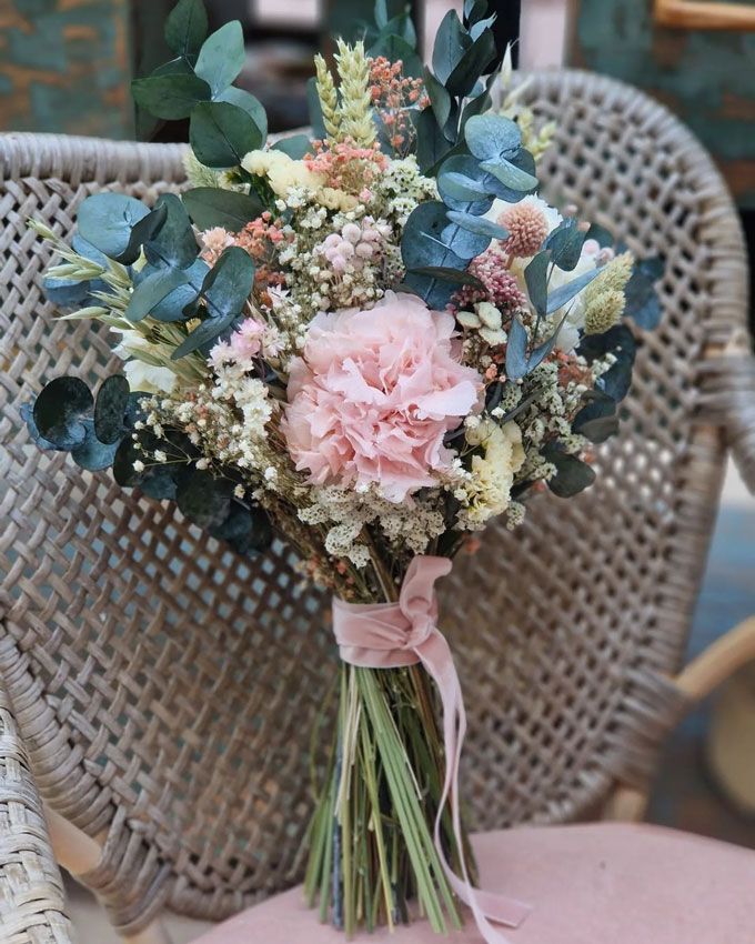ramo con flores rosas y verdes