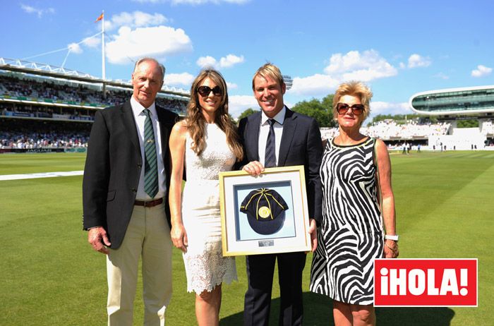 Shane Warne junto a sus padres Keith y Bridgette y su exprometida Elizabeth Hurley