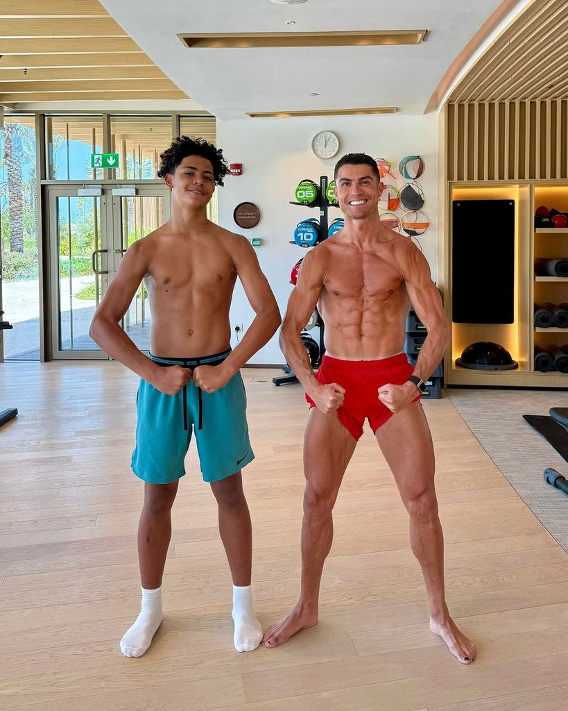Cristiano Ronaldo y su hijo, de tal palo, tal astilla