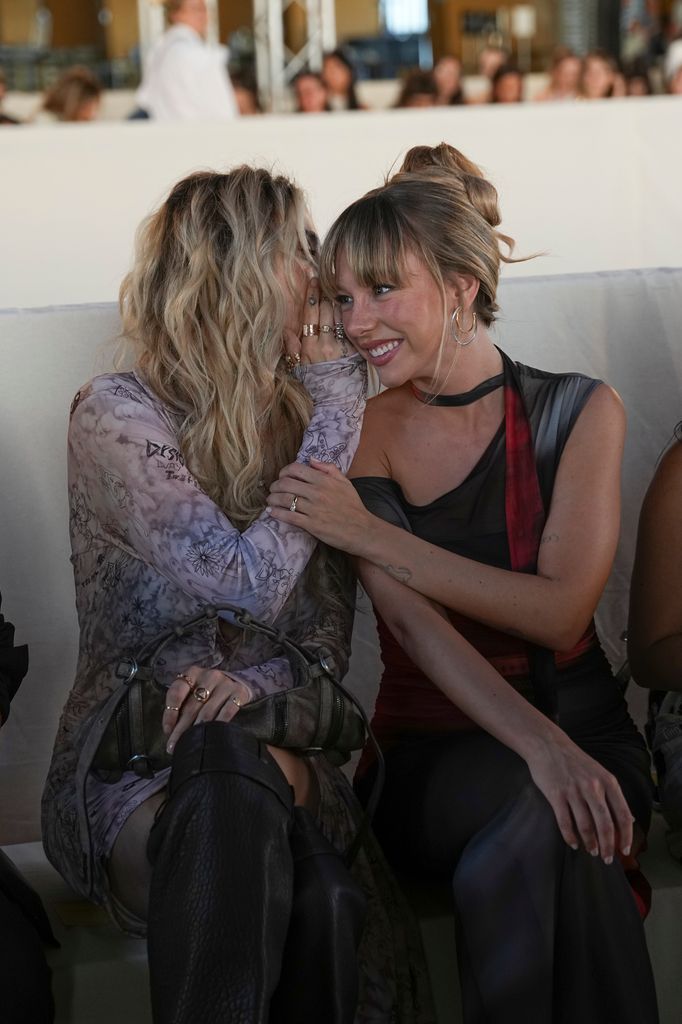 Ester Exposito Y Paris Jackson
